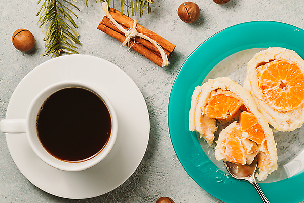 포토 JPG 해외이미지 커피 단면 디저트 귤 실내 사람없음 하이앵글 롤케이크 해외202004 해외포토 음료 음식 뷰포인트 과일 내부 케이크 파일형식 이미지허브