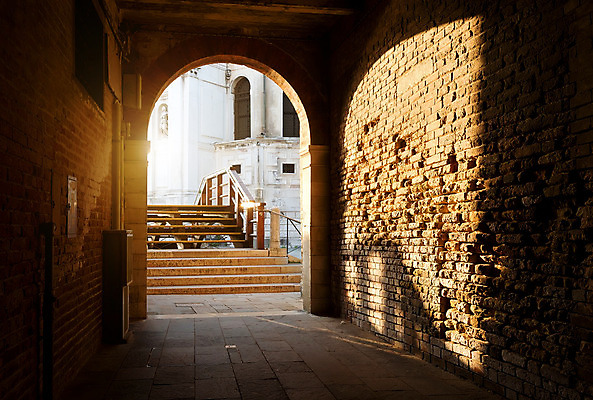 포토 JPG 해외이미지 외관 유럽 도로 벽 여행 건축양식 휴가 벽돌 주택 그림자 사람없음 야외 건물 목재 햇빛 성당 이탈리아 수확 도시 중세 역사 터널 재산 오솔길 폐허 아치 질감 베네치아 타운 그런지 옛날 해외202004 해외포토 나무 건축물 건축 나라 길 농업 재료 종교건축 교통시설 금융 태양 파일형식 이미지허브