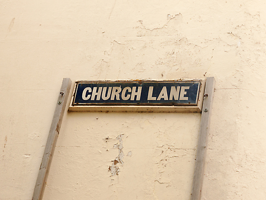 포토 JPG 해외이미지 영어 종교 길 벽 여행 건축양식 벽돌 영국 잉글랜드 거리 사람없음 야외 건물 교회 마을 정보 수확 흰색 시골 도시 방향 사인 도로표지판 지역 타운 주소 대각선 해외202004 해외포토 문자 건축물 건축 유럽 도로 선 컬러 농업 종교건축 표지판 파일형식 이미지허브