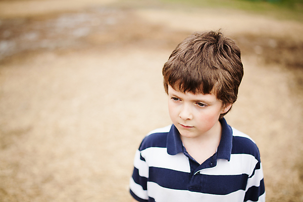 포토 JPG 해외이미지 백인 남자 감정 어린이 모래 한명 서기 소년 슬픔 표현 좌절 우울증 혼자 해외202004 해외포토 서양인 1 컨셉 모션 사람 질병 파일형식 이미지허브