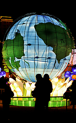 포토 JPG 해외이미지 디자인 아시아 종이 문화 지구 사람없음 빛 세계 숫자 지구본 축제 중국 어둠 등불 축하 도시 원형 투명 야간 오브젝트 여의주 해외202004 해외포토 자연요소 도형 문자 나라 컨셉 조명 파일형식 이미지허브