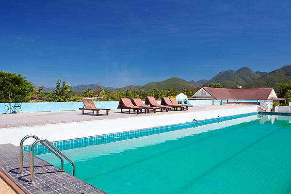 포토 JPG 해외이미지 구름 외관 공원 아시아 여행 의자 우산 건축양식 태국 자연 하늘 호텔 휴가 휴식 산 동양인 사람없음 야외 장식 초록색 물 파란색 정원 수영 침대 고급 숲 휴양지 해외202004 해외포토 자연요소 공공시설 건축 나라 컬러 가구 컨셉 숙소 인종 장소 수상스포츠 생태계 파일형식 이미지허브