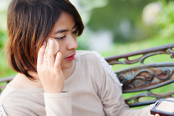 포토 JPG 해외이미지 모델 응시 여자 행복 얼굴 백그라운드 벤치 건강 한명 사람 성인 유행 화장품 신선 잡기 붓 화려 가루 볼터치 피부 준비 만들기 스펀지 내추럴 고립 돌봄 신청 해외202004 해외포토 1 시선 감정 컨셉 의자 모션 신체부위 화장 뷰티 파일형식 이미지허브