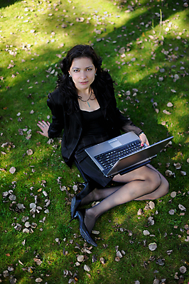 포토 JPG 해외이미지 백인 1 공원 여자 얼굴 잎 밭 인터넷 비즈니스 통신 무선통신 갈색머리 한명 잔디 성인 야외 초록색 노트북 컴퓨터 갈색 노란색 검은색 공책 어둠 가을 업무 비즈니스우먼 연결 무선전화기 해외202004 해외포토 서양인 식물 헤어스타일 계절 공공시설 컬러 농업 문구용품 사람 신체부위 전자제품 작업 직장인 전화기 파일형식 이미지허브