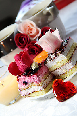 포토 JPG 해외이미지 열매 꽃잎 꽃 음식 분홍색 꽃다발 결혼 탁자 결혼식 휴가 디저트 발렌타인데이 선물 사랑 사람없음 내부 장식 빨간색 장미 케이크 요식업 축제 흰색 하트 축하 화려 고급 달콤 맛 배열 심볼 크림 열정 특별함 해외202004 해외포토 모양 식물 감정 산업 컬러 가구 컨셉 데이이벤트 이벤트 파일형식 이미지허브