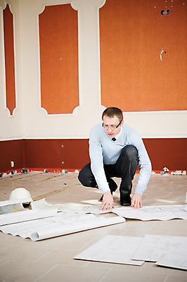 포토 JPG 해외이미지 백인 직업 디자인 응시 남자 산업 컨셉 비즈니스 바닥 한명 성인 내부 연필 흰색 기구 작업 엔지니어 수리 계획 건축가 디자이너 땅 스케치 그림 청사진 공학 개발 복원 업그레이드 재활 해외202004 해외포토 서양인 1 시선 교육 컬러 학용품 미술 사람 치료 필기구 기술자 파일형식 이미지허브