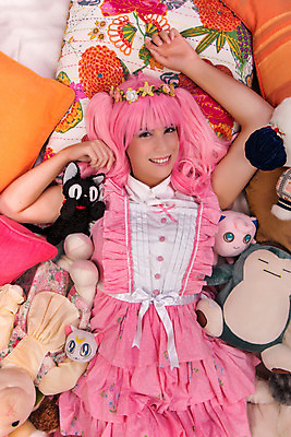 포토 JPG 해외이미지 동물 라이프스타일 드레스 문화 분홍색 베개 주택 실내 한명 미소 10대 장난감 일본 침실 침대 괴짜 정상 수집 폭식 멍청이 코스프레 안락 해외202004 해외포토 1 옷 아시아 컬러 가구 컨셉 침구 청소년 표정 사람 내부 건물 생활 파일형식 이미지허브