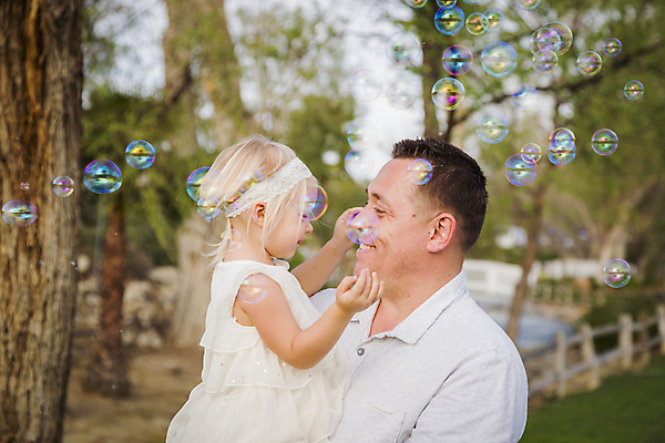 포토 JPG 해외이미지 백인 라이프스타일 응시 공원 여자 남자 행복 어린이 장난 가족 청소년 놀이 군대 함께함 사랑 웃음 사람 20대 야외 두명 30대 금발 거품 시골 아기 아빠 불기 즐거움 군용 해외202004 해외포토 서양인 헤어스타일 시선 공공시설 감정 컨셉 관계 모션 표정 청년 생활 장년 파일형식 이미지허브