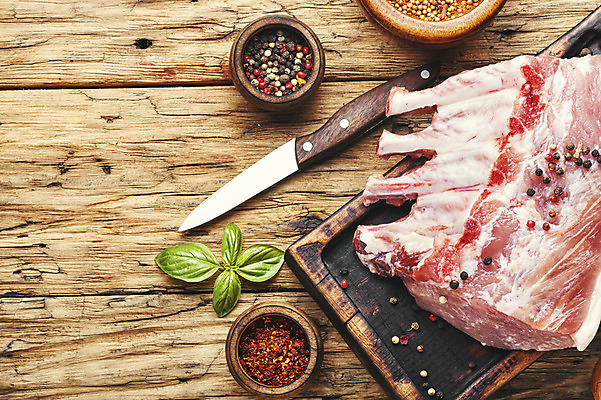 포토 JPG 해외이미지 음식 도마 실내 생고기 육류 돼지고기 사람없음 신선 칼 날것 돼지갈비 해외202004 해외포토 식재료 주방용품 내부 파일형식 이미지허브