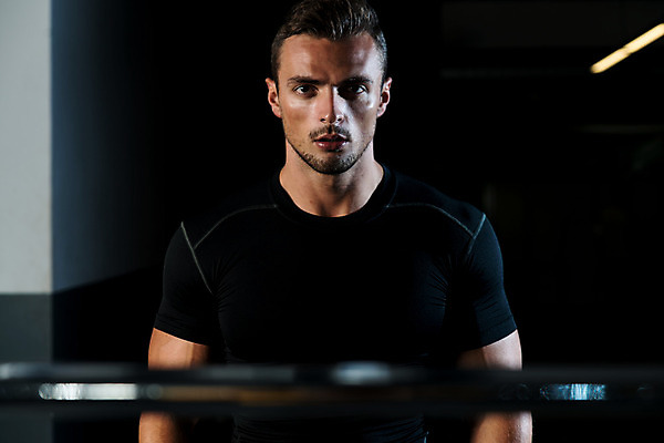 포토 JPG 해외이미지 백인 남자 스포츠 신체 근육 휴식 건강 한명 사람 성인 신체부위 운동 힘 에너지 잡기 몸무게 보디빌딩 보디빌더 연습 체육관 근육질 몸통 무거움 고립 리프팅 이두근 해외202004 해외포토 서양인 1 컨셉 모션 헬스 무게 몸매 파일형식 이미지허브