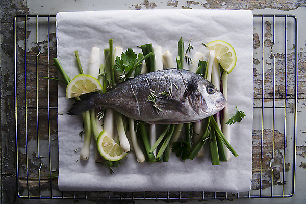 포토 JPG 해외이미지 실내 사람없음 그릴 날것 도미 라임 파 종이호일 나무배경 해외202004 해외포토 백그라운드 채소 과일 주방용품 어류 내부 파일형식 이미지허브