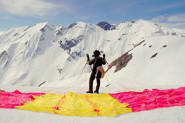 포토 JPG 해외이미지 스포츠 날개 자연 바람 산 비행기 사람 풍경 사람없음 파란색 얼음 등산 추위 자유 흰색 정상 파일럿 스카이다이빙 알프스 낙하산 글라이더 무료 착륙 해외202004 해외포토 자연요소 직업 유럽 컬러 컨셉 항공교통 날씨 대중교통 트래킹 익스트림스포츠 생태계 파일형식 이미지허브
