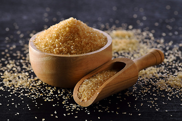 포토 JPG 해외이미지 식재료 검은배경 실내 사람없음 조미료 달콤 설탕 나무그릇 스쿱 황설탕 해외202004 해외포토 그릇 백그라운드 내부 목재 검은색 맛 향미료 파일형식 이미지허브