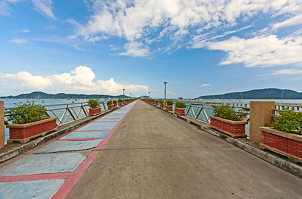 포토 JPG 해외이미지 바다 여행 태국 자연 하늘 풍경 사람없음 물 항구 보트 그림 암초 수목 해외202004 해외포토 자연요소 아시아 배_교통 교통시설 생태계 파일형식 이미지허브