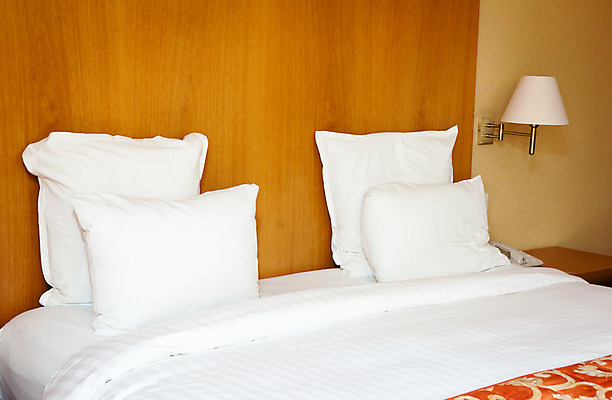 포토 JPG 해외이미지 디자인 여행 가구 2 패턴 비즈니스 베개 침구 호텔 휴식 조명 아파트 주택 사람없음 내부 목재 장식 침실 방 흰색 침대 램프 4 우아함 야간 담요 왕 맨션 시트 여관 더블 안락 해외202004 해외포토 자연요소 나무 컬러 생활용품 컨셉 무늬 재료 숙소 건물 숫자 파일형식 이미지허브