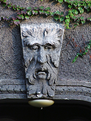 포토 JPG 해외이미지 전통 디자인 유럽 벽 조각 건축양식 미술 사람없음 장식 조각상 숫자 머리 교회 회색 바위 도시 역사 심볼 신화 고딕 옛날 해외202004 해외포토 문자 건축 나라 컬러 종교건축 문화예술 건물 신체부위 조형물 돌_바위 파일형식 이미지허브