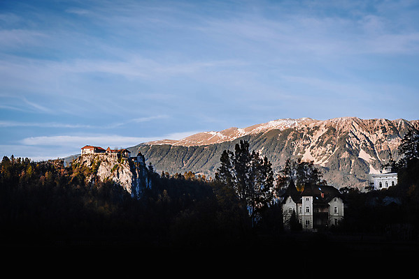포토 JPG 해외이미지 전통 유럽 여행 백그라운드 자연 하늘 산 풍경 사람없음 건물 초록색 물 여름 파란색 노란색 마을 탑 천주교 가을 오픈 숲 언덕 알프스 흥미 해외202004 해외포토 자연요소 건축물 계절 나라 종교 컬러 컨셉 생태계 파일형식 이미지허브