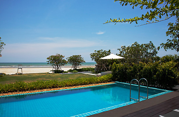 포토 JPG 해외이미지 라이프스타일 디자인 외관 스포츠 호텔 휴가 휴식 바닥 주택 건강 사람없음 야외 목재 장식 가로 물 파란색 빛 반사 계단 수영 스파 침묵 목욕 줄무늬 흰색 신선 클래식 가장자리 고급 널 갑판 지중해 휴양지 서식 시멘트 단계 스타일 해외202004 해외포토 자연요소 나무 바다 컬러 컨셉 무늬 배_교통 재료 숙소 건물 생활 소리 청결 장소 수상스포츠 둘레 파일형식 이미지허브