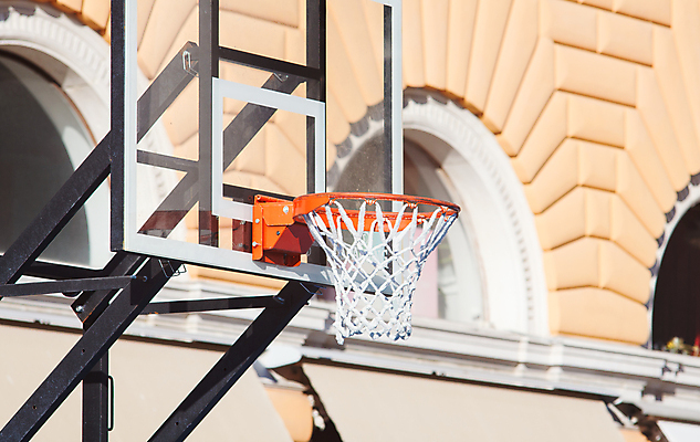 포토 JPG 해외이미지 주간 농구 사람없음 야외 건물 아웃포커스 농구대 해외202004 해외포토 자연요소 건축물 촬영기법 구기 골대 파일형식 이미지허브