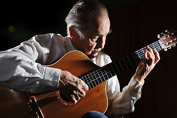 포토 JPG 해외이미지 백인 1 라이프스타일 손 할아버지 유럽 줄 악기 음악 손가락 한명 소리 연주자 음악가 흰색 기구 기타 집중 예술가 열정 재즈 뮤지컬 블루스 옛날 해외202004 해외포토 서양인 직업 노년 남자 감정 나라 컬러 컨셉 현악기 문화예술 사람 생활 신체부위 파일형식 이미지허브