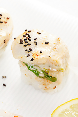 포토 JPG 해외이미지 음식 다이어트 채소 밥 건강 어류 요리 동양인 사람없음 일본 식사 저녁식사 초밥 회 게 해조류 참치 먹기 레몬 해산물 날것 롤 깨 연어 가리비 점심식사 고립 단백질 캐비아 해외202004 해외포토 아시아 과일 식재료 모션 조개 갑각류 인종 수중동물 조미료 해양식물 영양소 일본음식 파일형식 이미지허브