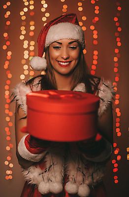 포토 JPG 해외이미지 행복 크리스마스 산타모자 새해 선물 한명 미소 빨간색 세로 빛 놀람 기쁨 잡기 해외202004 해외포토 모자_잡화 1 기념일 감정 컬러 모션 표정 사람 파일형식 이미지허브