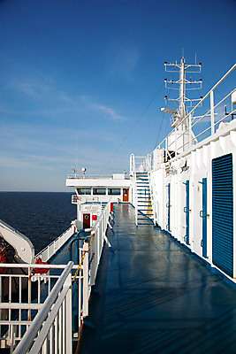 포토 JPG 해외이미지 바다 여행 교통시설 하늘 항해 사람없음 물 파란색 여행객 금속 트럭 화물 보트 큼 크루즈 갑판 무역 네비게이션 흐림 로딩 유조선 수평선 해외202004 해외포토 자연요소 산업 컬러 교통 배_교통 자동차 재질 날씨 사람 운송업 크기 시설 파일형식 이미지허브