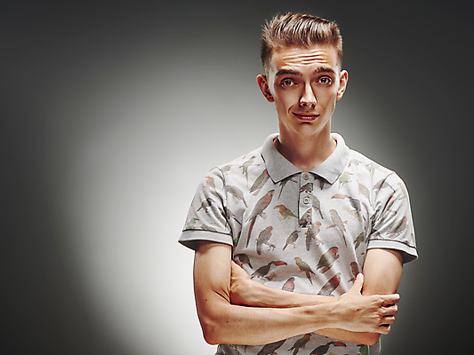 포토 JPG 해외이미지 백인 라이프스타일 남자 행복 감정 얼굴 한명 웃음 사람 성인 10대 가로 머리 표현 긍정 해외202004 해외포토 서양인 1 컨셉 청소년 표정 생활 신체부위 파일형식 이미지허브