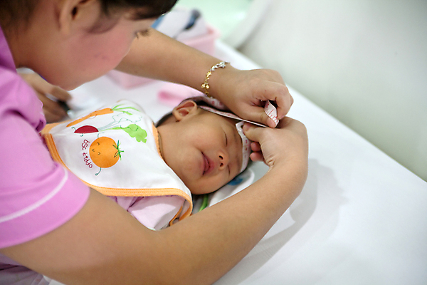 포토 JPG 해외이미지 백인 손 여자 남자 행복 얼굴 어린이 백그라운드 컨셉 신체 가족 엄마 새로움 건강 사랑 한명 사람 소년 성인 머리 평화 임산부 간호사 의사 흰색 아기 신생아 작음 연도 측정 테이프 고립 돌봄 해외202004 해외포토 서양인 1 감정 컬러 관계 모션 문구용품 신체부위 임신 의료진 크기 파일형식 이미지허브