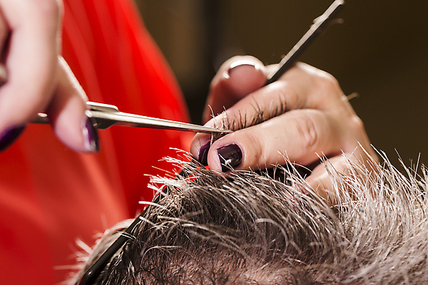 포토 JPG 해외이미지 직업 헤어스타일 남자 행복 얼굴 사람 성인 두명 옆모습 치료 빨간색 수건 유행 상점 화장품 거울 장비 잡기 붓 머리빗 칼날 미용사 이발 자르기 고객 쇼 분무기 닦기 면도기 스타일리스트 커터 해외202004 해외포토 감정 뷰포인트 컬러 의학 모션 신체부위 위생용품 뷰티 미용용품 파일형식 이미지허브
