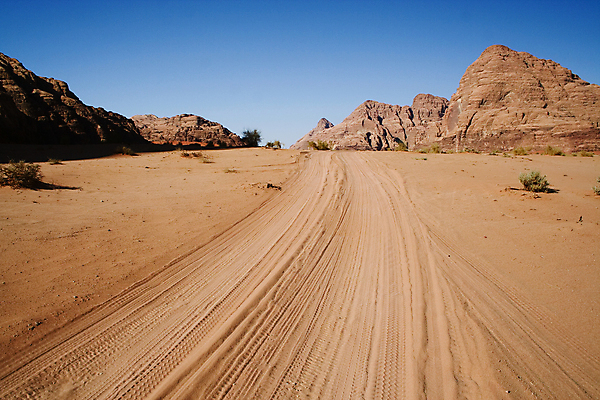 포토 JPG 해외이미지 지구 모래 여행 하늘 휴가 산 건조 항해 풍경 사람없음 여름 파란색 모래사장 햇빛 태양 환경 산책 사막 바위 중앙 고독 땅 모래언덕 사파리 언덕 부식 그림 질감 오르기 장면 사암 동쪽 내추럴 추적 요르단 해외202004 해외포토 자연요소 계절 감정 바다 컬러 배_교통 중동 모션 휴식 돌_바위 방향 파일형식 이미지허브