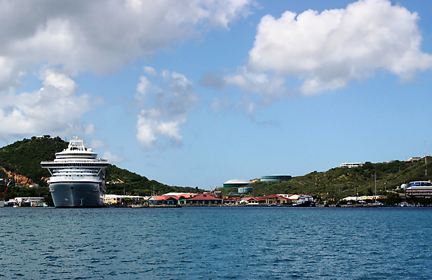 포토 JPG 해외이미지 바다 섬 여행 요트 교통시설 하늘 휴가 휴식 항해 풍경 사람없음 물 여름 파란색 태양 항구 신혼여행 흰색 보트 고급 큼 크루즈 활 함선 승객 포트 닻 이국적 파라다이스 수평선 해외202004 해외포토 자연요소 계절 컬러 결혼 교통 컨셉 배_교통 크기 시설 파일형식 이미지허브