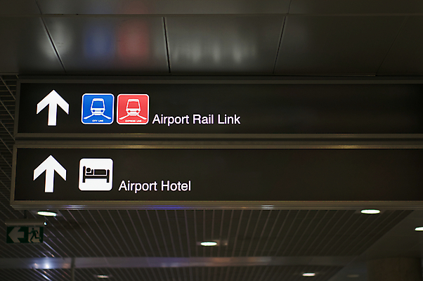 포토 JPG 해외이미지 여행 이동 비즈니스 건축양식 가이드 교통시설 호텔 휴가 화살 비행기 실내 서기 사람없음 내부 빛 여행객 검은색 정보 전철 역 공항 접속 방향 도착 심볼 항공 사인 출발 대문 제트기 대패 터미널 헬프 해외202004 해외포토 직업 건축 육상교통 컬러 교통 컨셉 항공교통 모션 숙소 대중교통 사람 문 도움 시설 파일형식 이미지허브