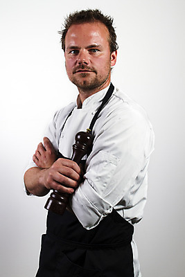 포토 JPG 해외이미지 직업 손 음식 요리 한명 주방 요리사 잡기 작업 음식준비 해외202004 해외포토 1 모션 사람 신체부위 준비 파일형식 이미지허브