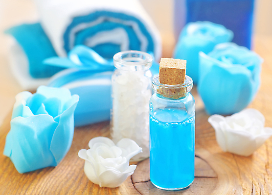 포토 JPG 해외이미지 꽃 사람없음 아웃포커스 파란색 수건 스파 스파용품 비누 아로마테라피 오일병 입욕소금 해외202004 해외포토 식물 컬러 촬영기법 위생용품 미용용품 오브젝트 소금 테라피 파일형식 이미지허브