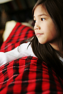 포토 JPG 해외이미지 1 응시 여유 어린이 피곤 한명 앉기 동양인 옆모습 다인종 혼자 혼혈 해외202004 해외포토 시선 감정 뷰포인트 컨셉 모션 사람 인종 다문화 파일형식 이미지허브