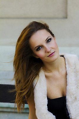 포토 JPG 해외이미지 나무 백인 1 계절 공원 여자 행복 얼굴 자연 한명 미소 사람 성인 야외 초록색 여름 청춘 봄 자유 가을 흰색 내추럴 해외202004 해외포토 서양인 식물 공공시설 감정 컬러 컨셉 표정 신체부위 생태계 파일형식 이미지허브