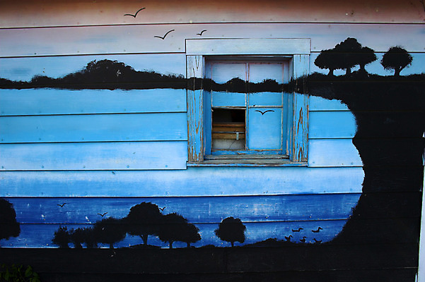 포토 JPG 해외이미지 나무 식물 벽 창문 하늘 지붕 주택 사람없음 건물 목재 파란색 농가 농장 상점 목장 흰색 시골 만 오두막 낟알 시골집 수납 헛간 옛날 판잣집 목가 해외202004 해외포토 건축물 컬러 농업 재료 저장고 파일형식 이미지허브