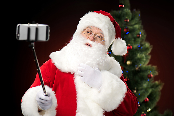 포토 JPG 해외이미지 전통 계절 행복 크리스마스 겨울 산타모자 휴가 새해 선물 한명 가로 스마트폰 산타클로스 축제 인사 마법 심각 크리스마스이브 클라우스 해외202004 해외포토 모자_잡화 1 기념일 감정 컨셉 사람 핸드폰 스마트기기 예절 파일형식 이미지허브