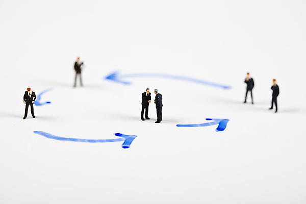 포토 JPG 해외이미지 화살표 회의 실내 대화 협상 사람없음 아웃포커스 금융 비즈니스맨 그룹 토론 흰배경 전달 금융비즈니스 인물미니어처 해외202004 해외포토 남자 백그라운드 비즈니스 촬영기법 말하기 내부 경제 미니어처 흰색 직장인 파일형식 이미지허브