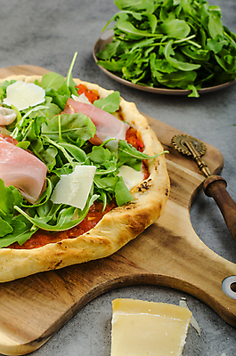 포토 JPG 해외이미지 음식 조각 백그라운드 토마토 채소 재료 부분 탁자 치즈 피자 마늘 육류 사람없음 목재 주방 식당 식사 저녁식사 이탈리아 껍질 신선 뜨거움 소시지 맛 폐기물 굽기 먹기 허브 속도 매움 냅킨 반죽 후추 점심식사 루꼴라 모짜렐라치즈 바이오 살라미 페퍼로니 해로움 핸드메이드 해외202004 해외포토 나무 식물 유럽 가구 컨셉 식재료 모션 유제품 패스트푸드 서양음식 상점 가공식품 쓰레기 구이 향신료 파일형식 이미지허브