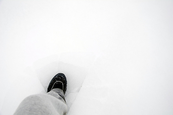 포토 JPG 해외이미지 바다 백그라운드 겨울 자연 부츠 사람없음 물 강 얼음 추위 위험 서리 날카로움 단계 깨짐 얇은 양발 취급주의 해외202004 해외포토 자연요소 계절 신발 컨셉 경고 생태계 파일형식 이미지허브