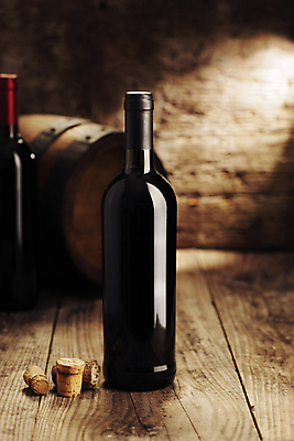 포토 JPG 해외이미지 전통 음료 통 사람없음 목재 세로 수확 골동품 레드와인 와인병 메를로 지하실 해외202004 해외포토 나무 농업 재료 병_용기 와인 파일형식 이미지허브