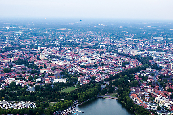 포토 JPG 해외이미지 여행 건축양식 안테나 사람없음 건물 성당 도시 타운 옛날 해외202004 해외포토 건축물 건축 통신 종교건축 파일형식 이미지허브