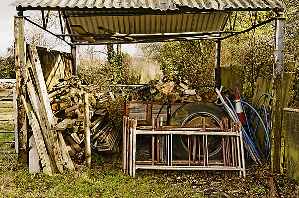 포토 JPG 해외이미지 응시 겨울 밭 농업 건축양식 지붕 영국 잉글랜드 이끼 풍경 사람없음 건물 목재 초록색 농장 농경지 수확 시골 바퀴 널 버리기 복고 통나무 장면 호스 헛간 내추럴 외양간 밭일 세피아 옛날 해외202004 해외포토 나무 건축물 시선 계절 건축 유럽 산업 컬러 재료 모션 촬영기법 저장고 파일형식 이미지허브