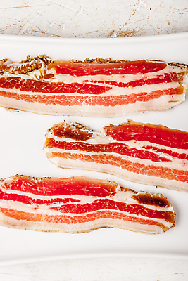 포토 JPG 해외이미지 접시 음식 조각 재료 탁자 육류 요리 사람없음 목재 빨간색 세로 갈색 검은색 기댐 흰색 도자기 양념 먹기 향신료 날것 베이컨 스크래치 후추 해외202004 해외포토 나무 식기 컬러 가구 식재료 모션 돼지고기 향미료 파일형식 이미지허브