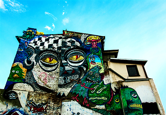 포토 JPG 해외이미지 하늘 사람없음 건물 컬러풀 그리기 그래피티 루마니아 부쿠레슈티 해외202004 해외포토 건축물 유럽 컬러 모션 낙서 그림 파일형식 이미지허브