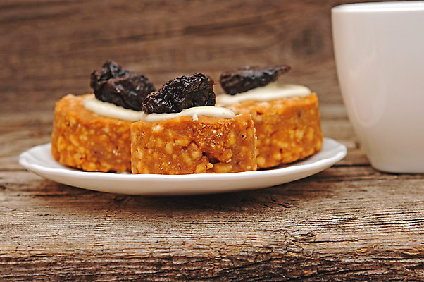 포토 JPG 해외이미지 접시 음식 응원 탁자 휴가 디저트 건강 요리 사람없음 목재 파티 쿠키 케이크 기쁨 견과류 수확 흰색 생일 달콤 맛 설탕 굽기 먹기 크림 칼로리 층 중독 옛날 캐러멜 프로스팅 해외202004 해외포토 나무 식기 기념일 감정 컬러 가구 컨셉 농업 재료 모션 이벤트 구이 제빵 파일형식 이미지허브