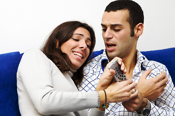 포토 JPG 해외이미지 백인 커플 여자 관계 주택 사람 성인 취미 두명 소파 텔레비전 분노 리모컨 충돌 지루함 영화 싸움 불만 분쟁 불화 해외202004 해외포토 서양인 감정 의자 모션 문화예술 건물 전자제품 파일형식 이미지허브