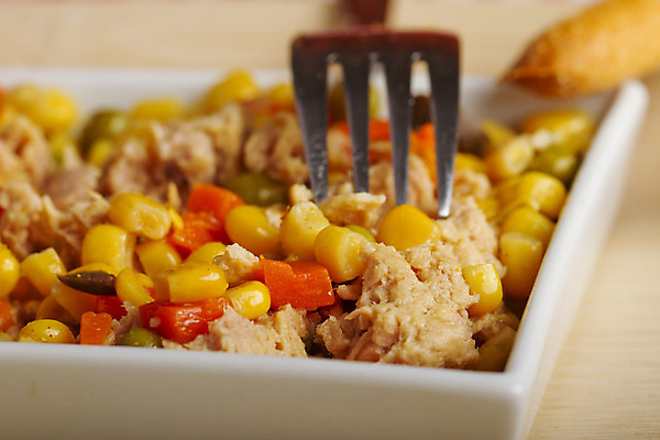 포토 JPG 해외이미지 접시 음식 다이어트 토마토 채소 건강 어류 옥수수 사람없음 가로 빨간색 초록색 식당 식사 저녁식사 샐러드 흰색 신선 맛 상추 참치 먹기 해산물 올리브 날것 소금 칼로리 내추럴 점심식사 섞기 채식주의자 해외202004 해외포토 식기 열매 컬러 컨셉 모션 곡류 상점 수중동물 채식 파일형식 이미지허브